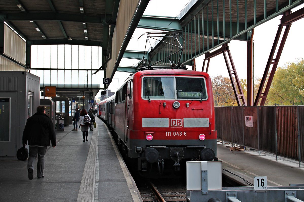 Am 06.11.2015 stand 111 043-6 als RE (Stuttgart Hbf - Nürnberg Hbf) am Bahnsteig im Startbahnhof und wartete auf ihre Abfahrt in Richtung Bayern.