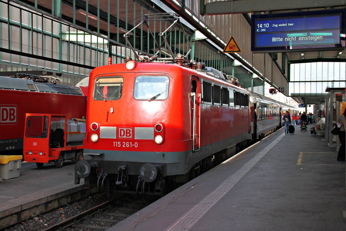 Am 06.11.2015 stand 115 261-0 am Bahnsteig in Stuttgart, nachdem sie den IC 280 (Zrüich HB - Stuttgart Hbf) gebracht hatte.