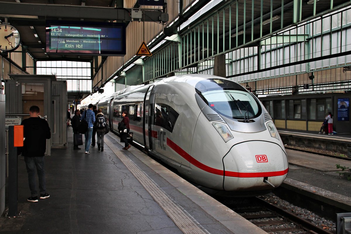 Am 06.11.2015 stand 407 006-6 (706) kurz nach dem Bereitstellen als ICE 712 (Stuttgart Hbf - Köln Hbf) am Bahnsteig im Startbahnhof.