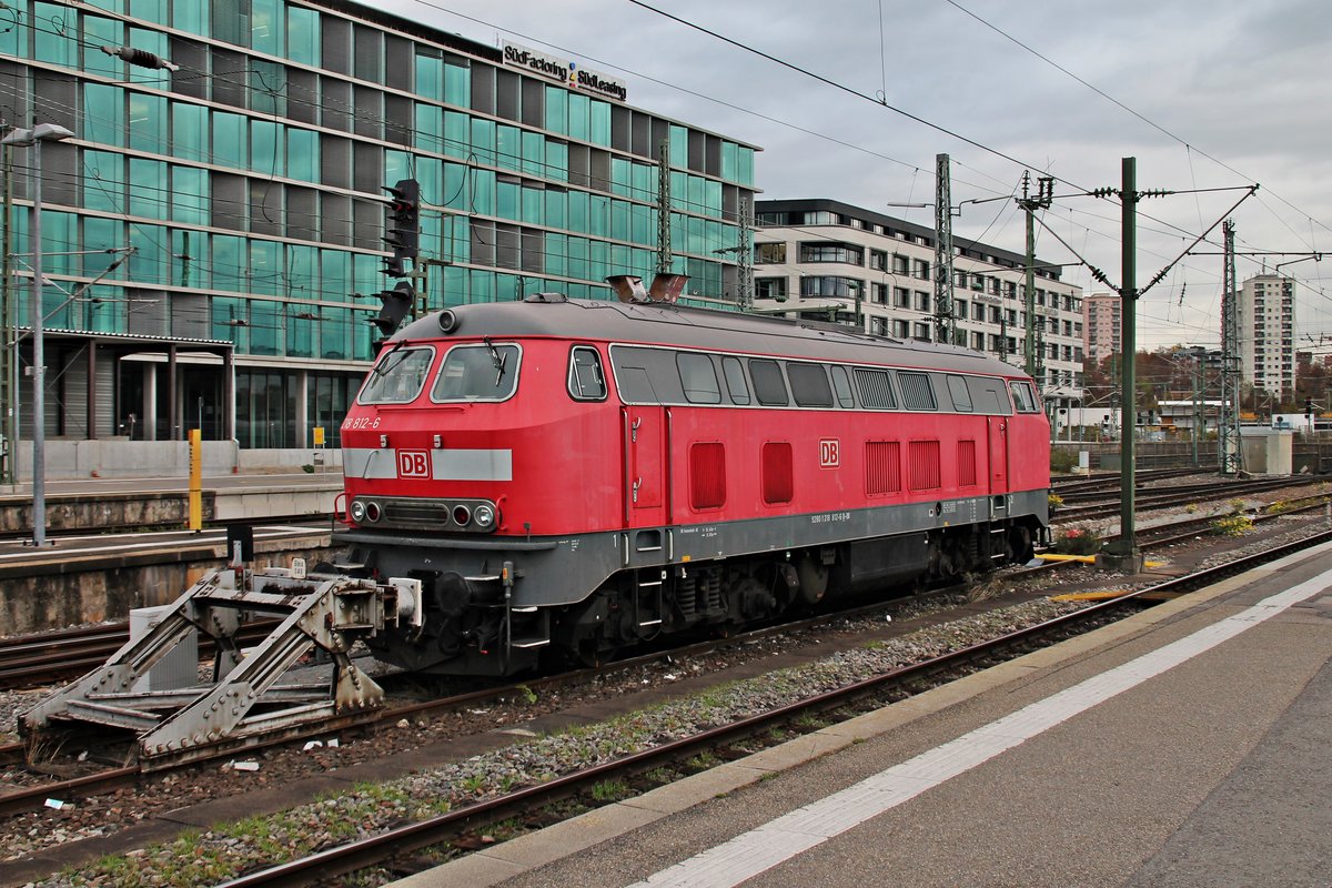 Am 06.11.2015 war 218 812-6 (ex. 218 188-1) als Abschlepplok für Liegengebliebene ICE´s im Stuttgarter Hauptbahnhof eingeteilt und ruhte sich hier auf einem Stumpfgleis aus.