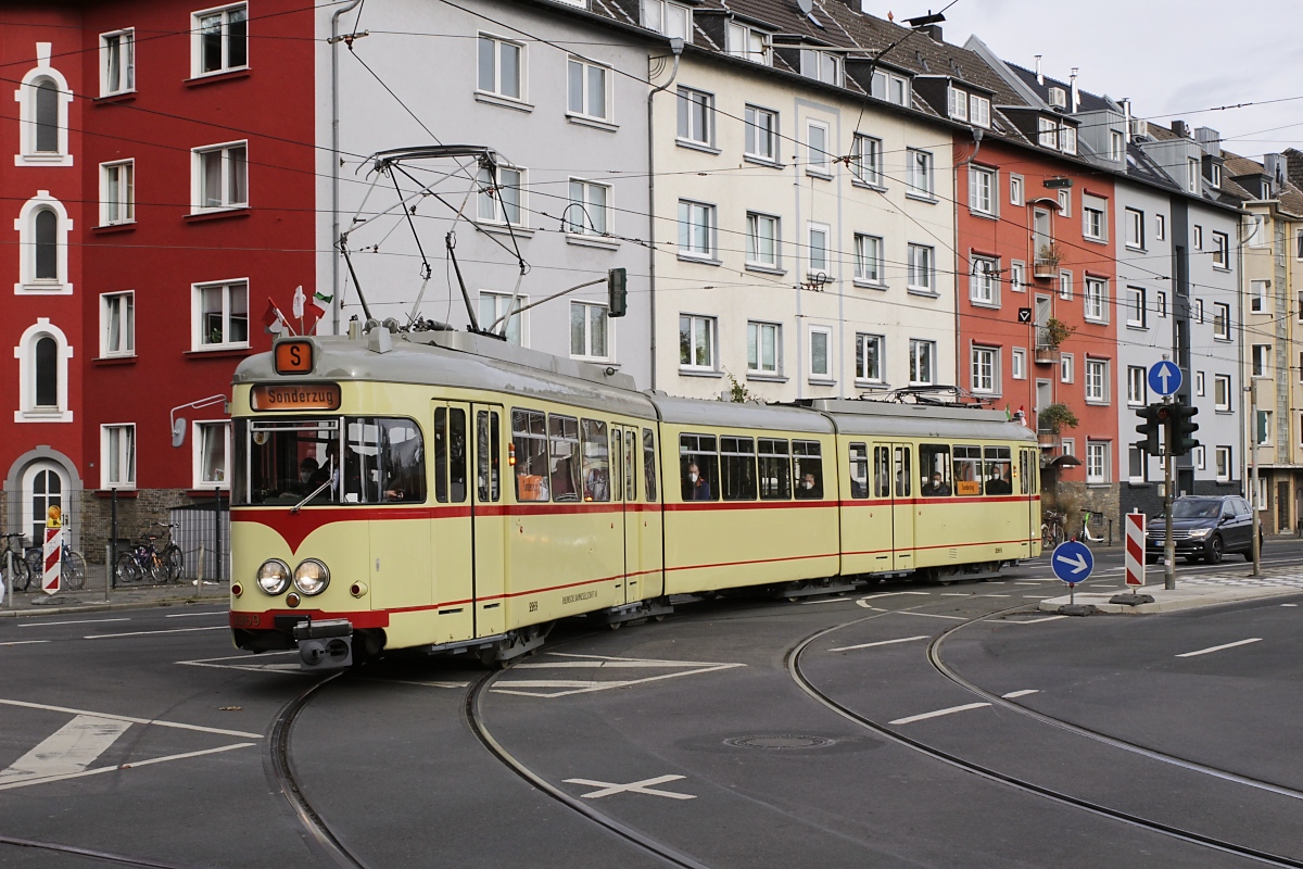 Am 06.11.2021 biegt der ex-Rheinbahn-Fernbahntriebwagen K66 2269 vom Hennekamp in die Himmelgeister Straße ein