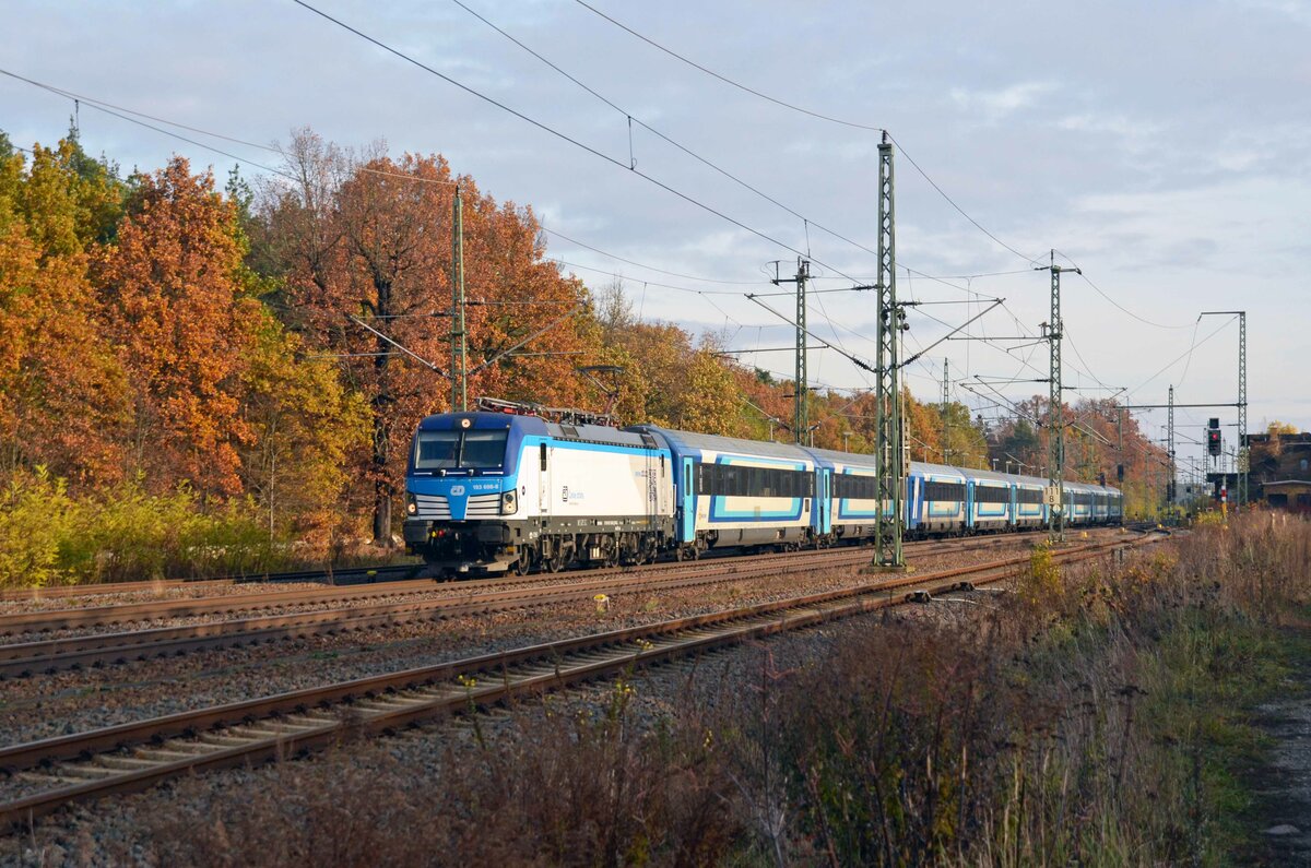 Am 06.11.21 führte 193 698 den EC 173 von Berlin nach Budapest durch Radis Richtung Leipzig. Wegen Bauarbeiten am Berliner Ring und auf der Strecke nach Elsterwerda wurden die EC an diesem WE über Wittenberg und Leipzig nach Dresden geführt.
