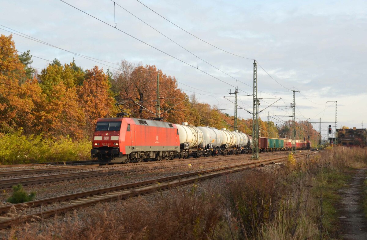 Am 06.11.21 schleppte 152 120 einen gemischten Güterzug durch Radis Richtung Halle(S).
