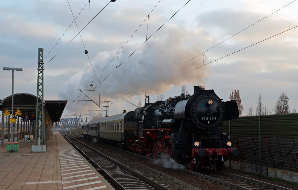 Am 06.12.14 veranstalteten die Plagwitzer Eisenbahnfreunde eine Sonderfahrt nach Delitzsch. Hier passiert der Sonderzug den Hp. Leipzig-Messe.