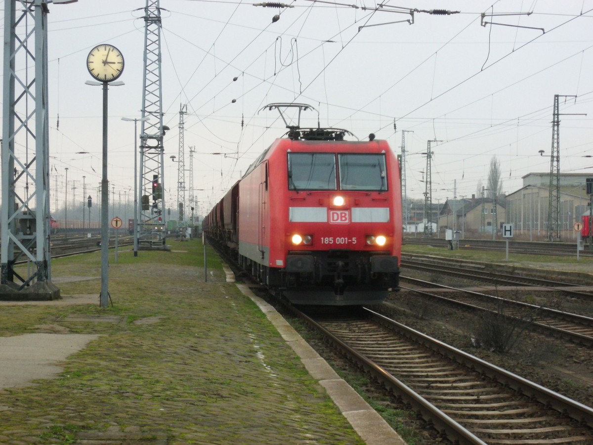 Am 06.12.2014 kam 185 001 mit einem Kalizug aus Richtung Wittenberge nach Stendal und fuhr weiter in Richtung Magdeburg.