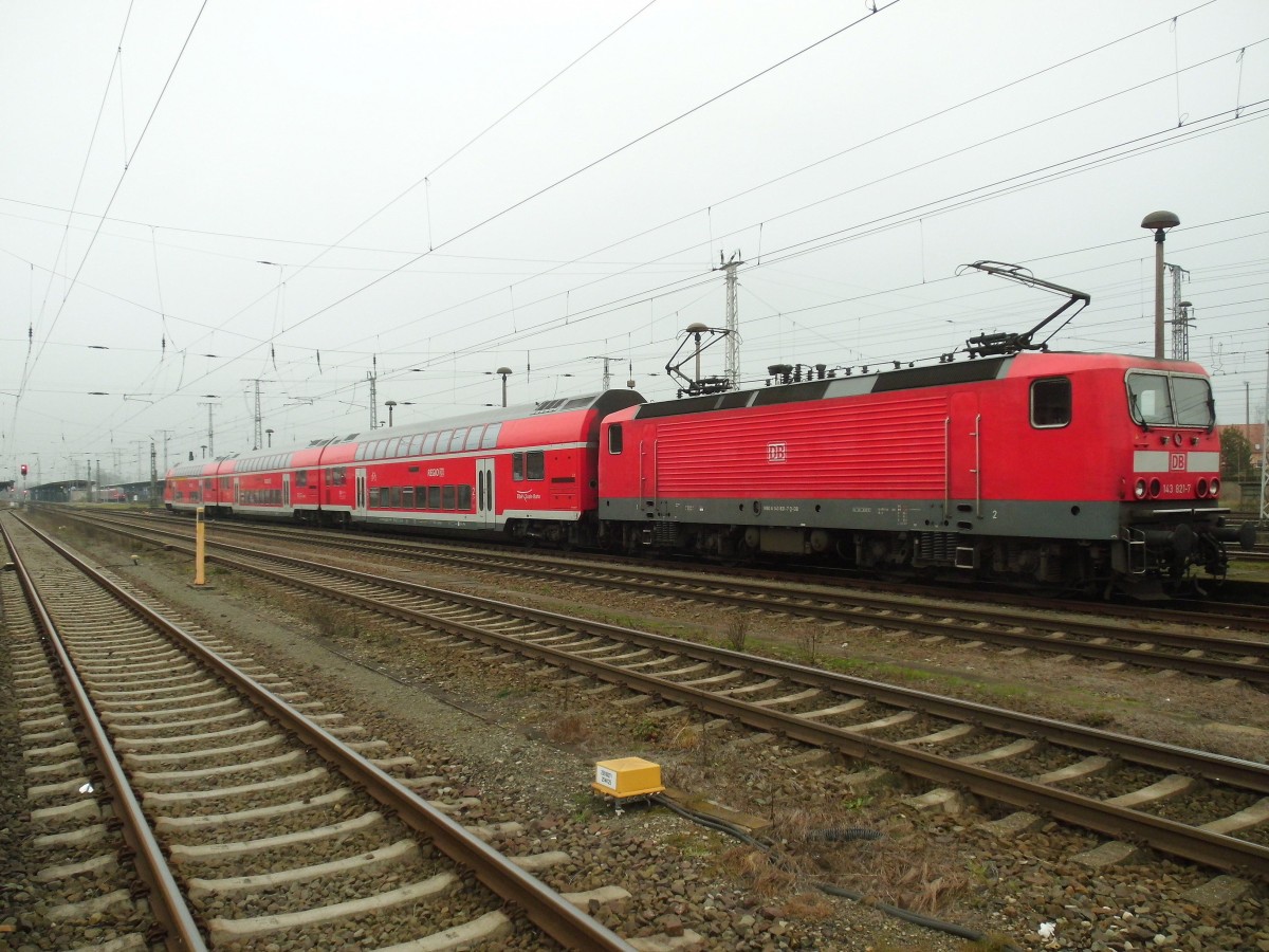 Am 06.12.2014 stand 143 821 mit ihrem RE/RB in Stendal abgestellt.Dieses Bild ist vom Bahnsteig 7 entstanden.