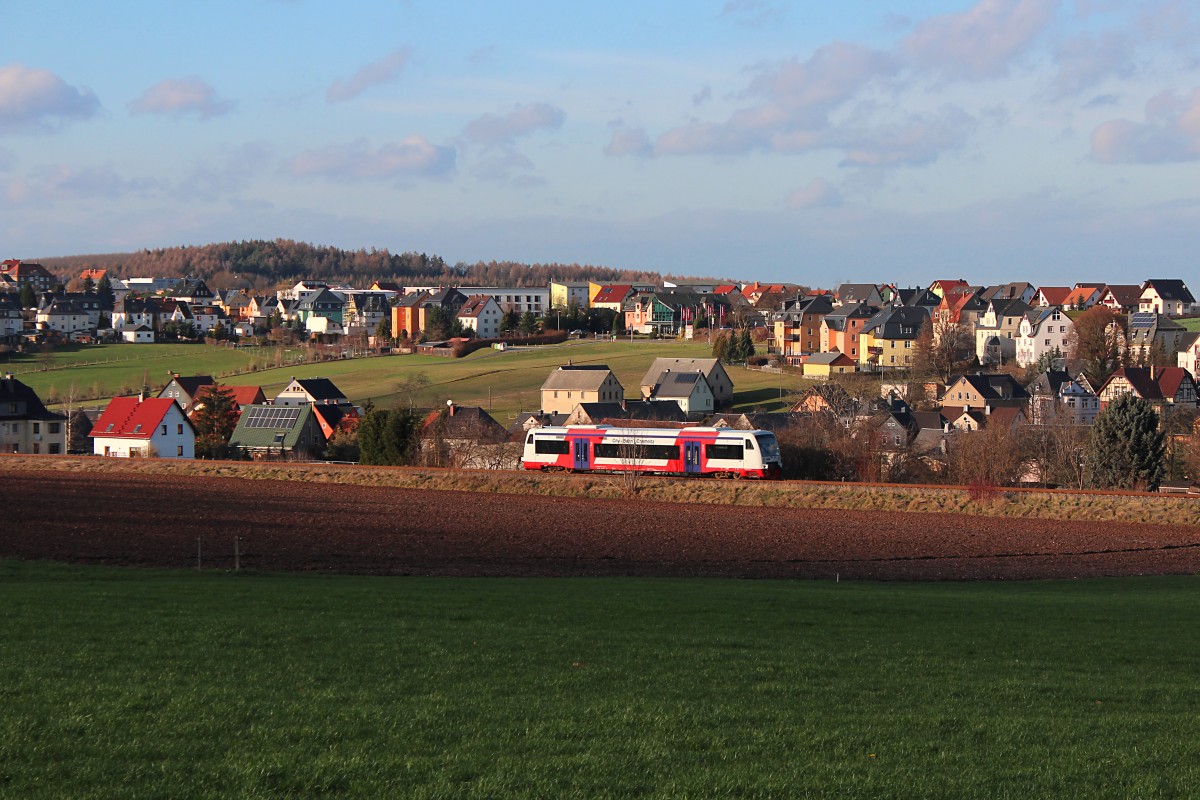 Am 06.12.2015 fährt die Citybahn als CB 80071 (Stollberg (Sachs) - St.Egidien) durch die Ortslage von Hohndorf