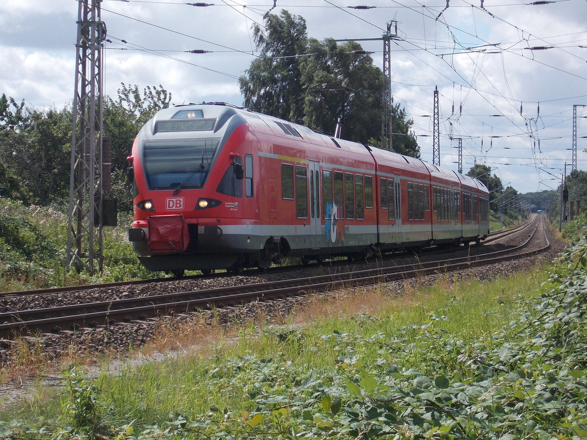 Am 06.August 2017 verewigte ich die Einfahrt vom RE 13009 Rostock-Sassnitz in Bergen/Rügen.Wie gut zuerkennen wurde auch der Flirt Opfer von Graffitisprayern.