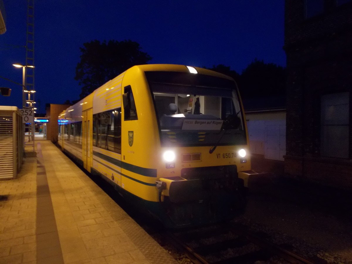 Am 06.September 2014 mußte der ODEG VT650 74 in Bergen/Rügen auf Anschlußreisende nach Putbus warten. 