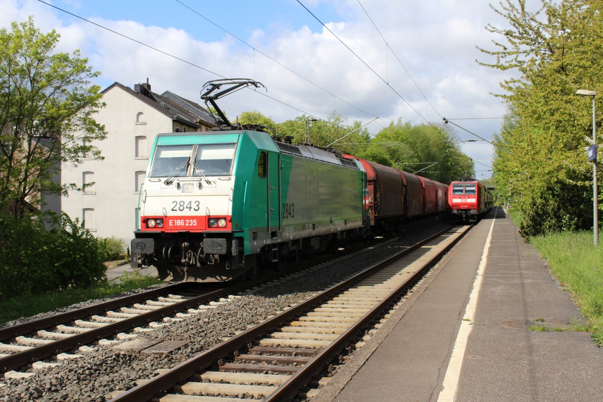 Am 07-05.2015 kam gegen 11:10 in Eilendorf die 186 235 mit einem Stahlzug in Richtung Köln durchgefahren.