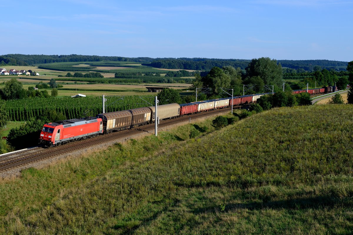 Am 07. August 2017 war die 185 403 - einst für den Skandinavien Verkehr vorgesehen, woran noch die silbernen Kontrastflächen unter den seitlichen Führerstandsfenstern mit der Aufschrift  green cargo  erinnern - für die Beförderung des EZ 51756 nach Gremberg eingeteilt. Bei Fahlenbach eilt sie mit ihrem gemischten Güterzug an bald zur Ernte anstehenden Hopfenfeldern vorbei.