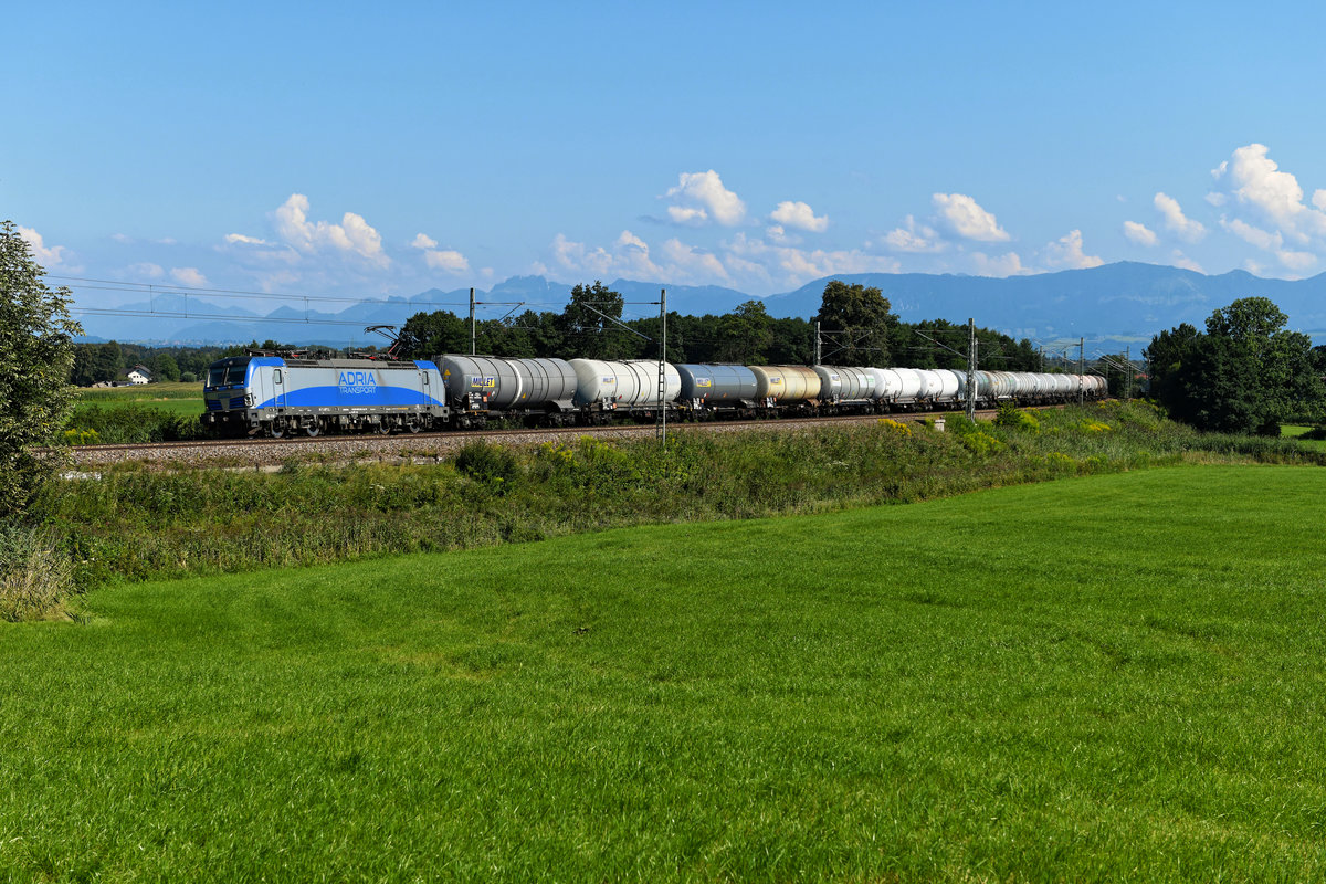 Am 07. August 2020 brachte die 193 822 von Adria Transport den DGS 47898 von Koper Luka nach München Flughafen Tanklager. Mit dieser Leistung wird Kerosin transportiert. Bei Rann konnte ich den Kesselwagenzug dokumentieren.