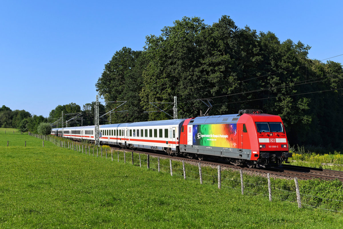 Am 07. August 2020 konnte die 101 098 vor dem EC 219 nach Graz beobachtet werden. Zum Aufnahmezeitpunkt warb die Lok für die Aktion  Jugend trainiert für Olympia & Paralympics , deren Hauptsponsor die DB ist. Entstanden ist das Foto bei Vogl in Oberbayern.