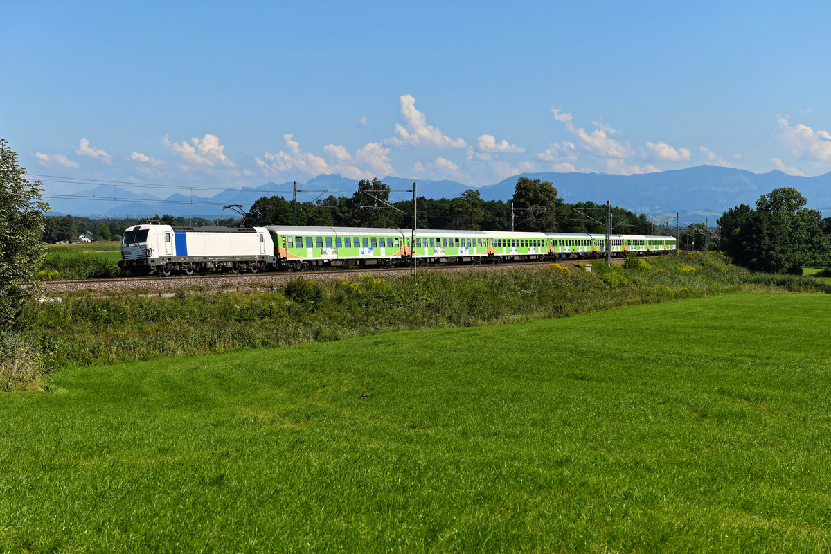 Am 07. August 2020 verkehrte der Alpen-Sylt Express nach Westerland. Den unter der Bezeichnung NEX 1313 fahrenden privaten Nachtzug erwartete ich bei Rann. Es führte die für diese Leistung standardmäßig herangezogene 193 813 von Railpool vor acht Liegewagen. Die Verbindung scheint gut anzukommen, kürzlich wurde angekündigt, dass auch im Winter weitergefahren wird, dann sogar über Salzburg hinaus bis nach Bad Gastein. 