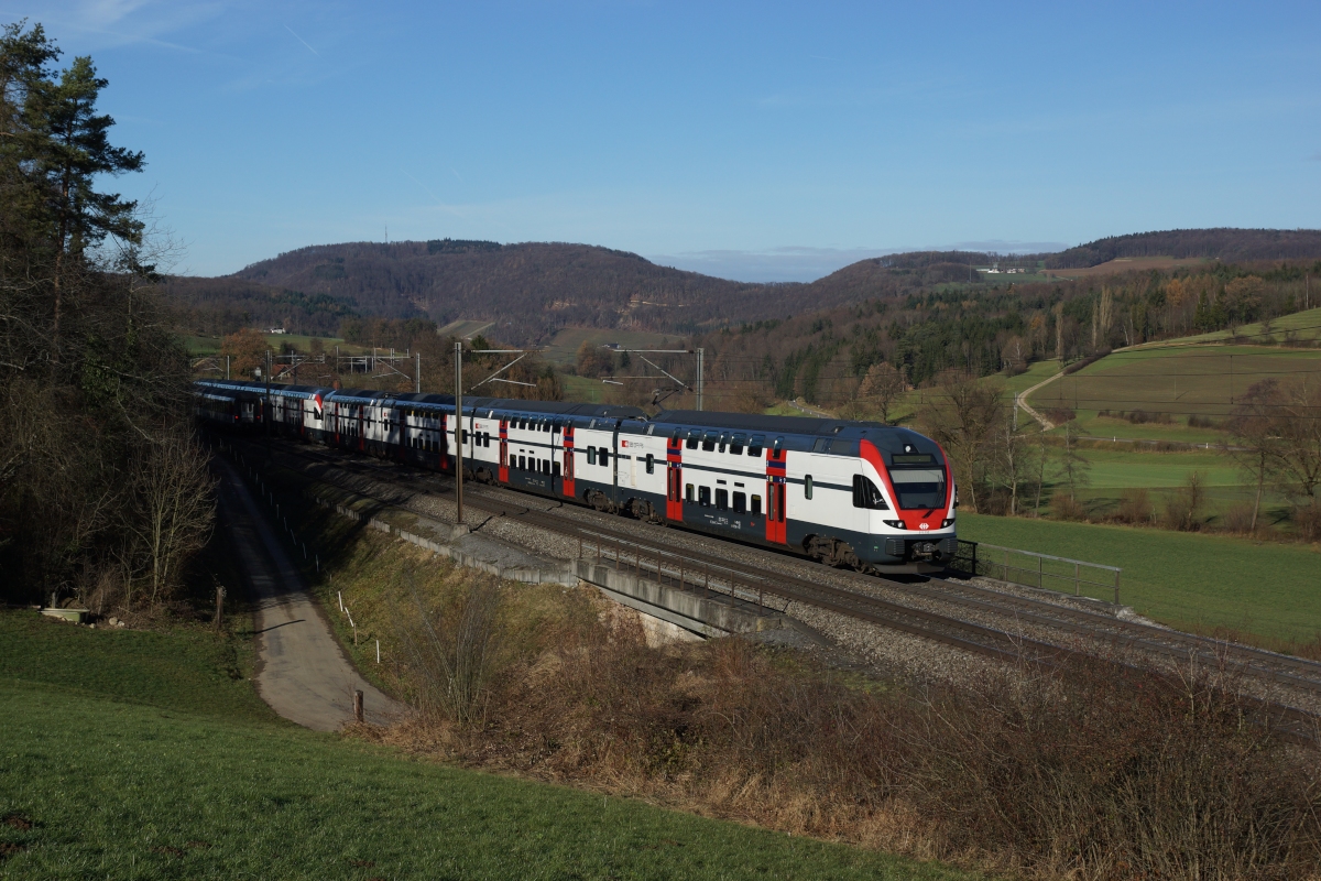 Am 07. Dezember 2013 fahren die beiden KISS RABe 511 110 und RABe 511 123 als Dienstzug von Frick Richtung Brugg, aufgenommen hei Zeihen.