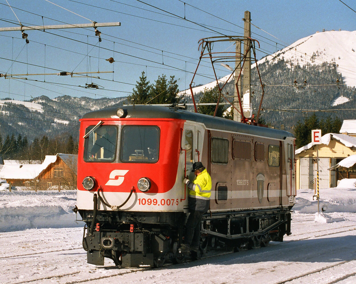 Am 07. Februar 2005 rangiert die Lokomotive 1099.07 der Mariazellerbahn im Bahnhof Mariazell.