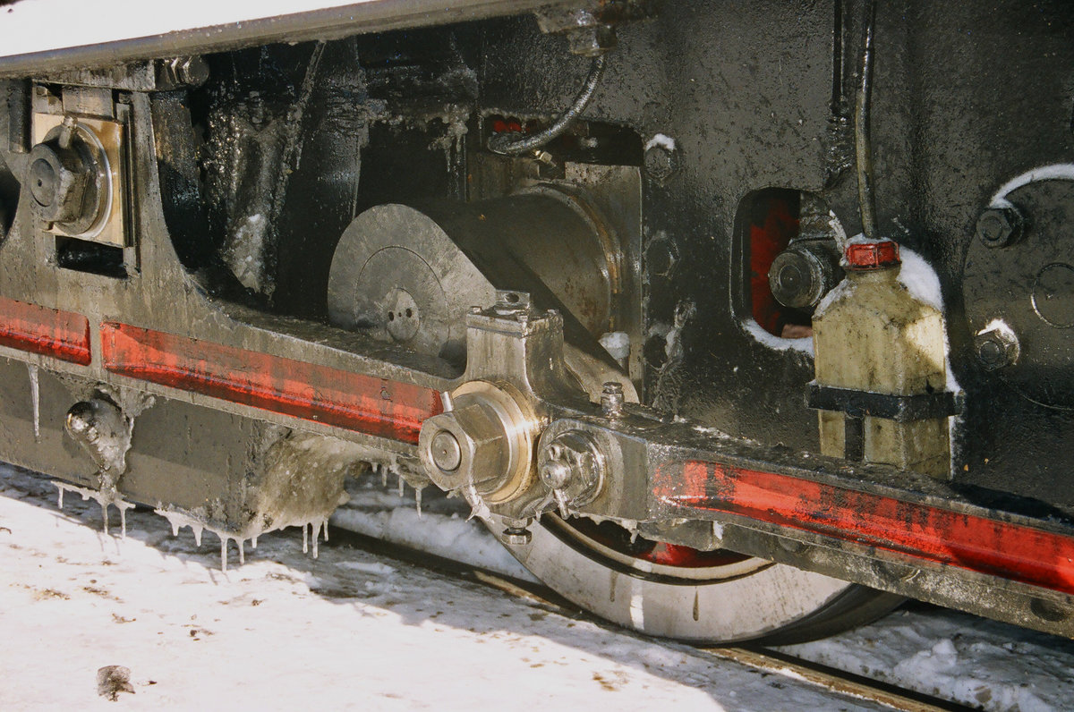 Am 07. Februar 2005 stehen die Lokomotiven 1099.07 und 1099.14 der Mariazellerbahn mit ihren Zügen im Bahnhof Mariazell. Detail am Triebwerk der Lok 1099.07.