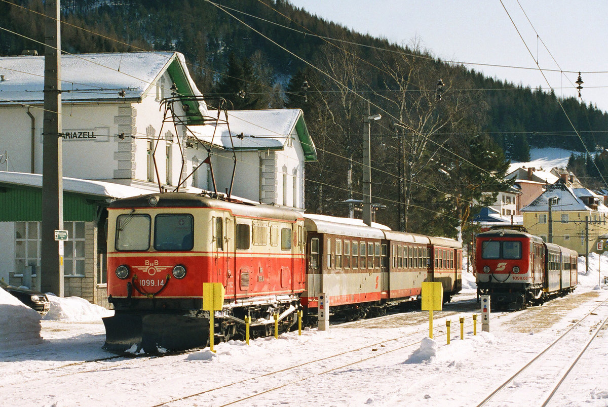 Am 07. Februar 2005 stehen die Lokomotiven 1099.07 und 1099.14 der Mariazellerbahn mit ihren Zügen im Bahnhof Mariazell.