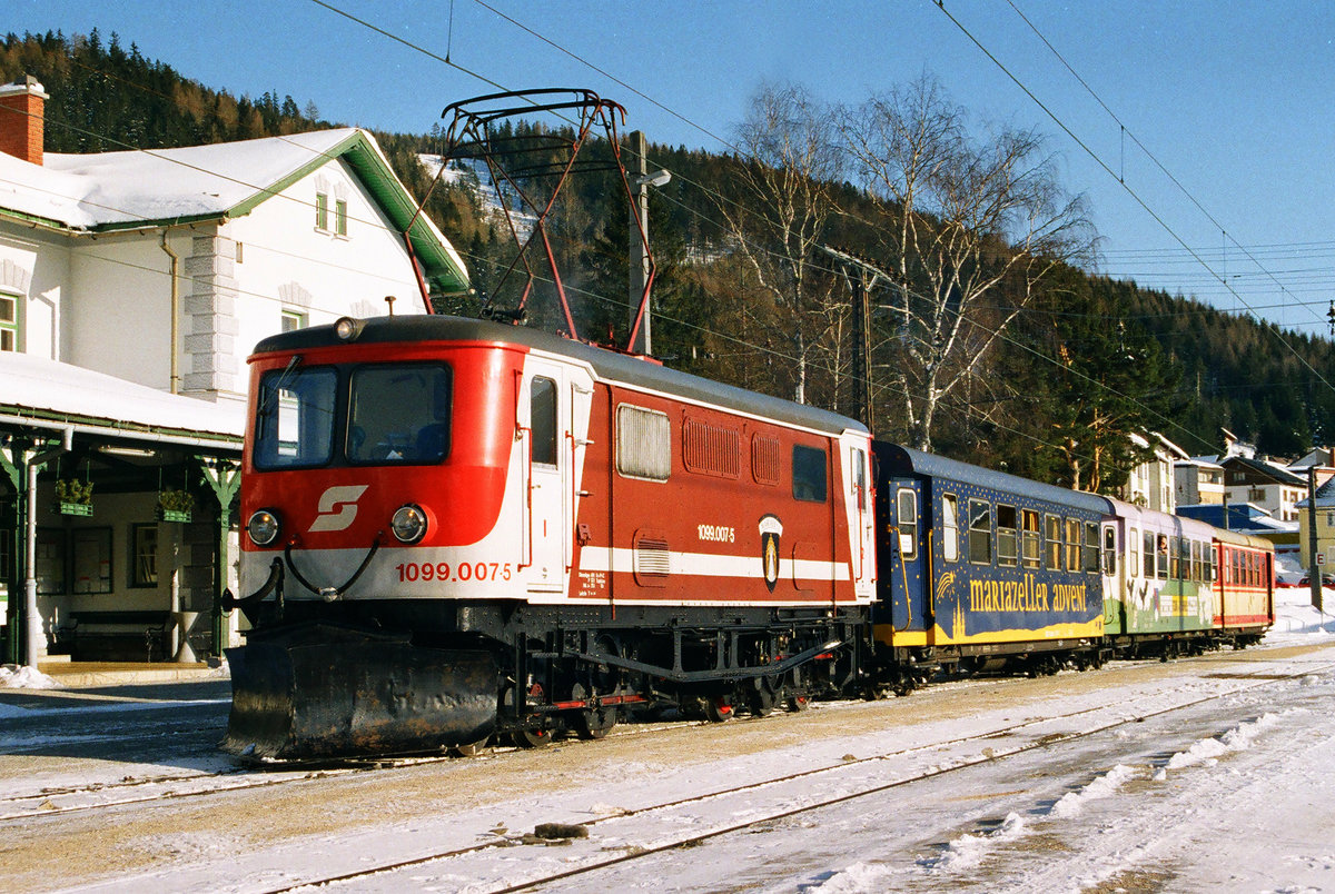 Am 07. Februar 2005 steht die Lokomotive 1099.07 der Mariazellerbahn mit ihrem kurzen Zug im Bahnhof Mariazell.