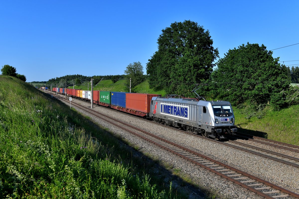 Am 07. Juni 2019 brachte die für Metrans im Einsatz stehende 187 510 den Containerzug DGS 99694 von Dradenau nach München Riem Ubf. Bei Vierkirchen konnte ich die Leistung fotografieren, deren Tragwagen direkt hinter der Lok zur Abwechslung mal gut beladen waren.  