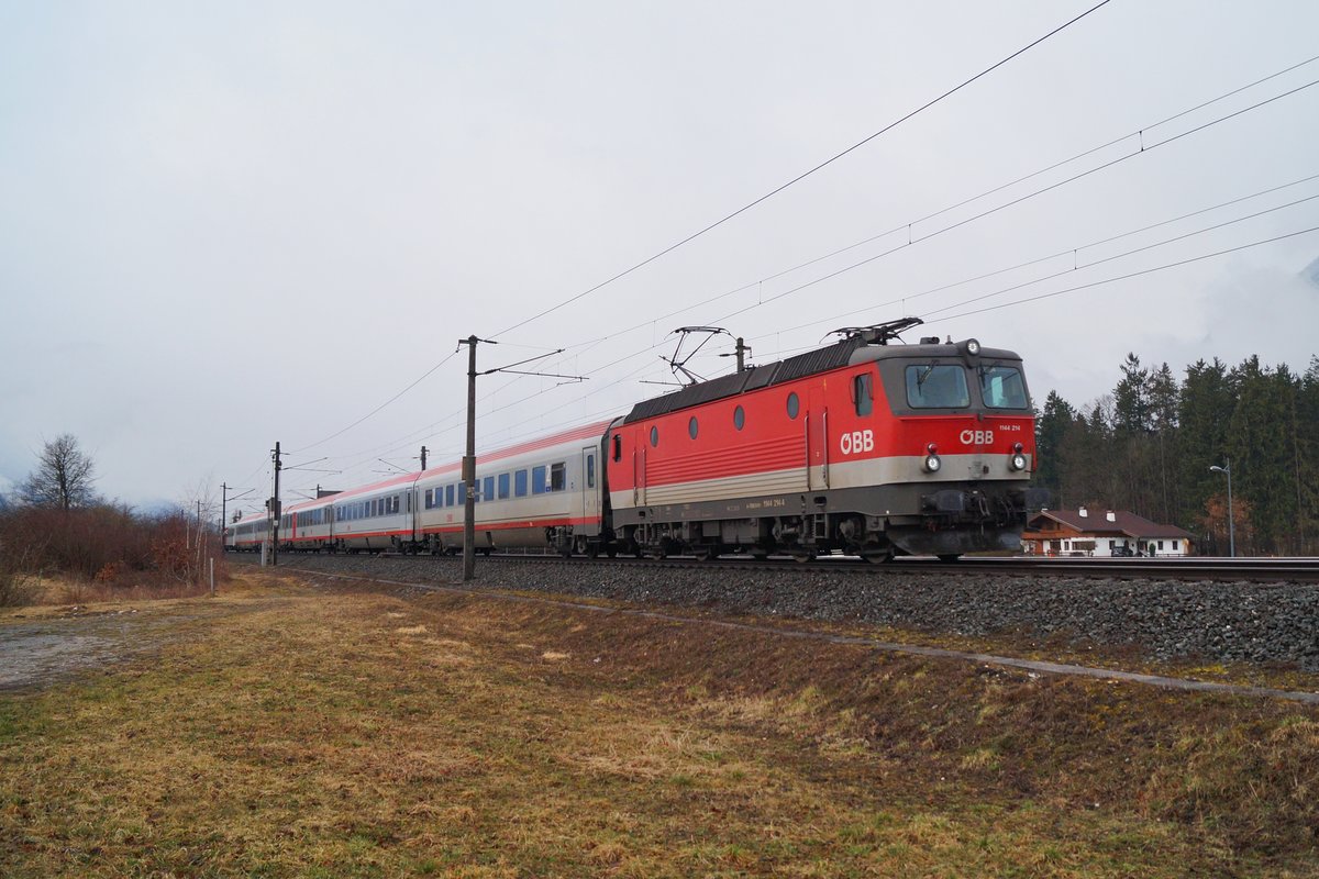 Am 07. März 2020 kamen die letzten Ski-Turnuszüge für diese Wintersaison nach Tirol, bevor die Saison dann rapide beendet wurde. Entsprechend der hohen Fahrgastfrequenz wurde auch der IC 515  Hahnenkamm  von Innsbruck Hbf nach Graz Hbf in verstärkter Zusammensetzung geführt, da er für die Reisenden zu den Skigebieten im Brixental als Zubringer fungierte. Mit der Führung der klassischen Fernzugleistung wurde der Alpenstaubsauger 1144 214 betraut, der mit geringer Verspätung bei Brixlegg im morgendlichen Grau Richtung Wörgl donnerte.