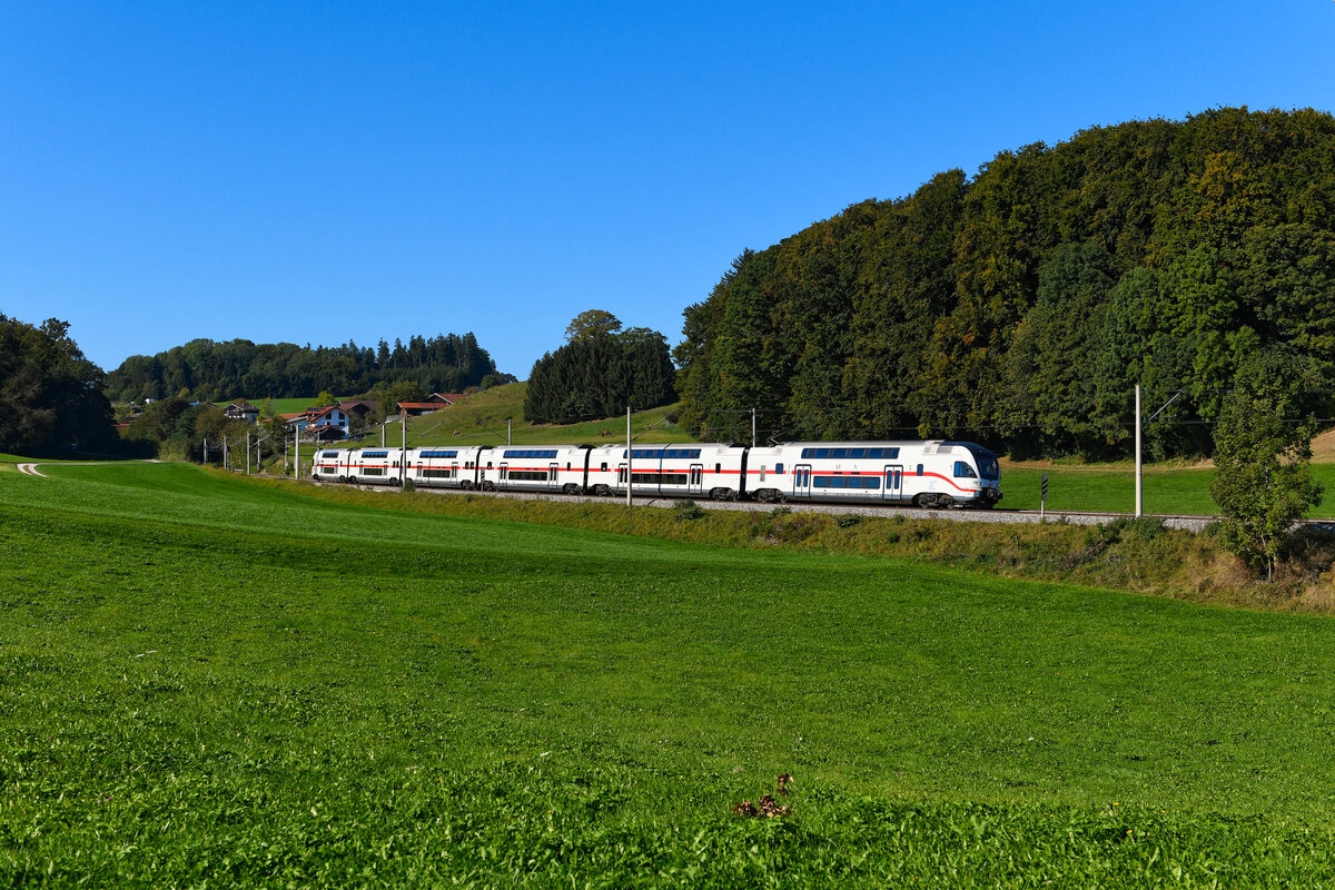 Am 07. Oktober 2023 konnte ich den 4010 106 bei Axdorf im Chiemgau fotografieren. Der Doppelstocktriebzug wurde leer nach Österreich überführt, denn die erforderlichen  Unterhaltungsarbeiten erfolgen nach wie vor bei ÖBB Stadler Services in Wien Westbahnhof. Die sechsteiligen Stadler KISS Triebzüge, die gebraucht von der österreichischen Westbahn übernommen wurden, kommen aktuell primär auf der Gäubahn zwischen Stuttgart und Zürich zum Einsatz. 