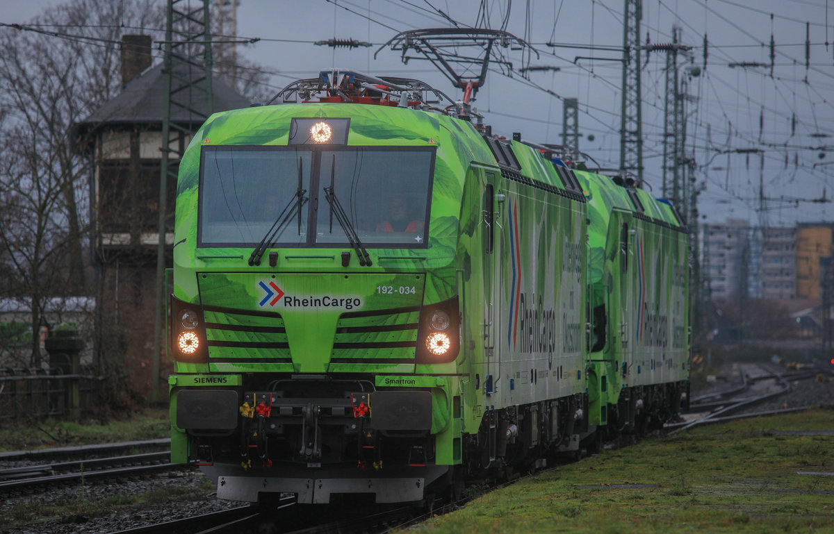 Am 07.01.2021 rangierten Rheincargo 192 034 und 192 033 im Krefelder Hbf. 