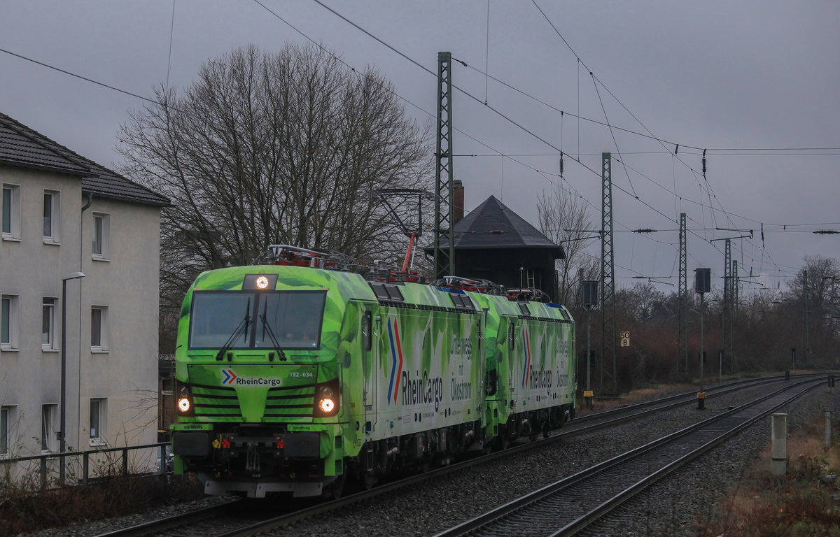 Am 07.01.2021 zog Rheincargo 192 034 die 192 033 nach Köln Eifeltor durch Krefeld Oppum. 