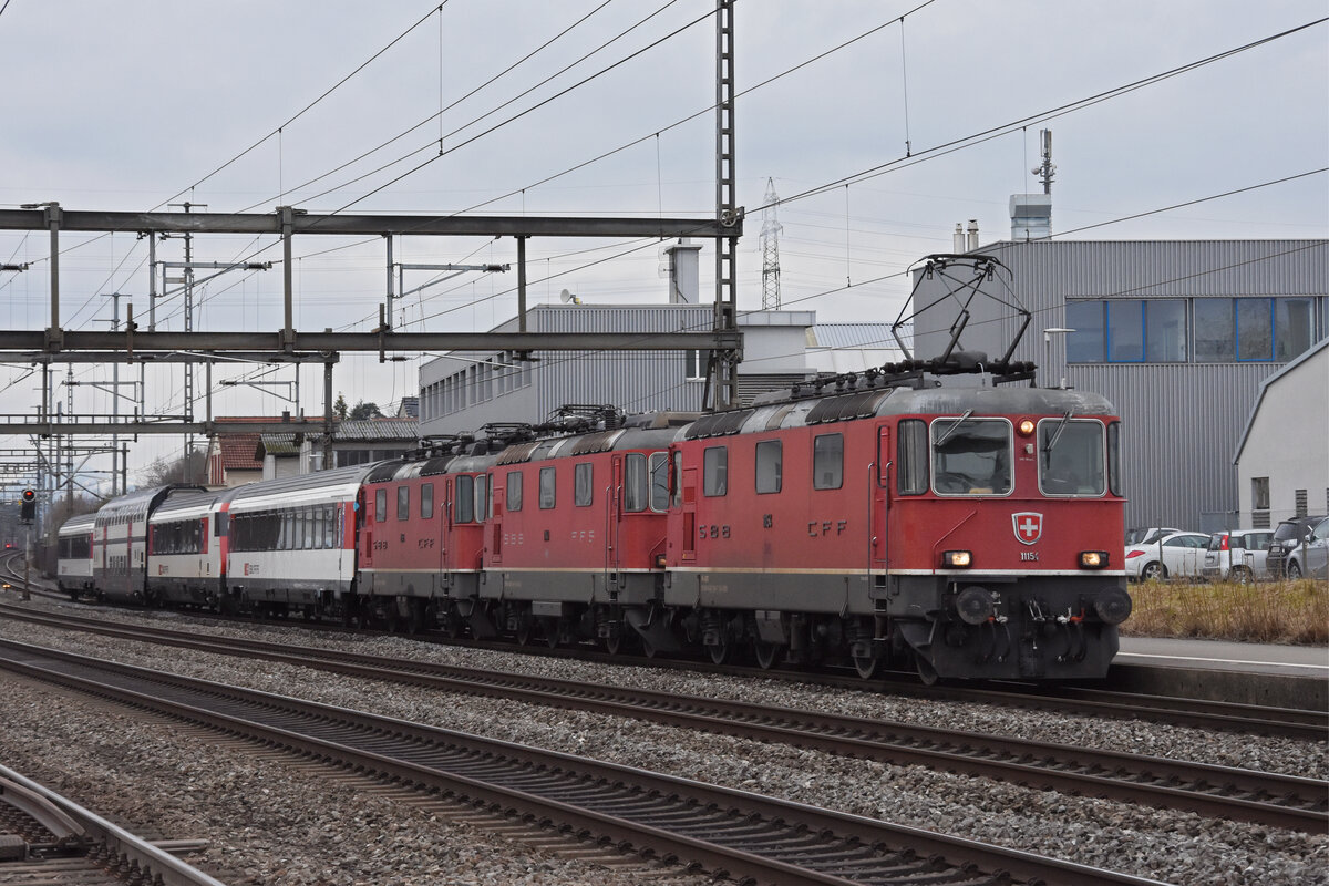 Am 07.01.2022 überführt die Re 4/4 II 11154, die beiden Re 4/4 II 11141 und 11156 mit drei Personenwagen und einem Steuerwagen. Hier durchfährt die Komposition dem Bahnhof Rupperswil.