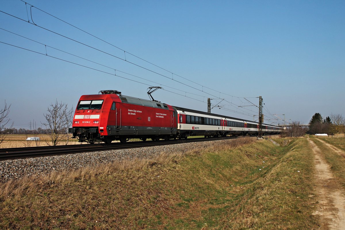 Am 07.02.2015 bespannte 101 036-2 den EC 7 (Hamburg Altona - Zürich HB/Chur HB), als sie bei Hügelheim zwischen Freiburg und Basel der Schweizer Grenze näher kommt.