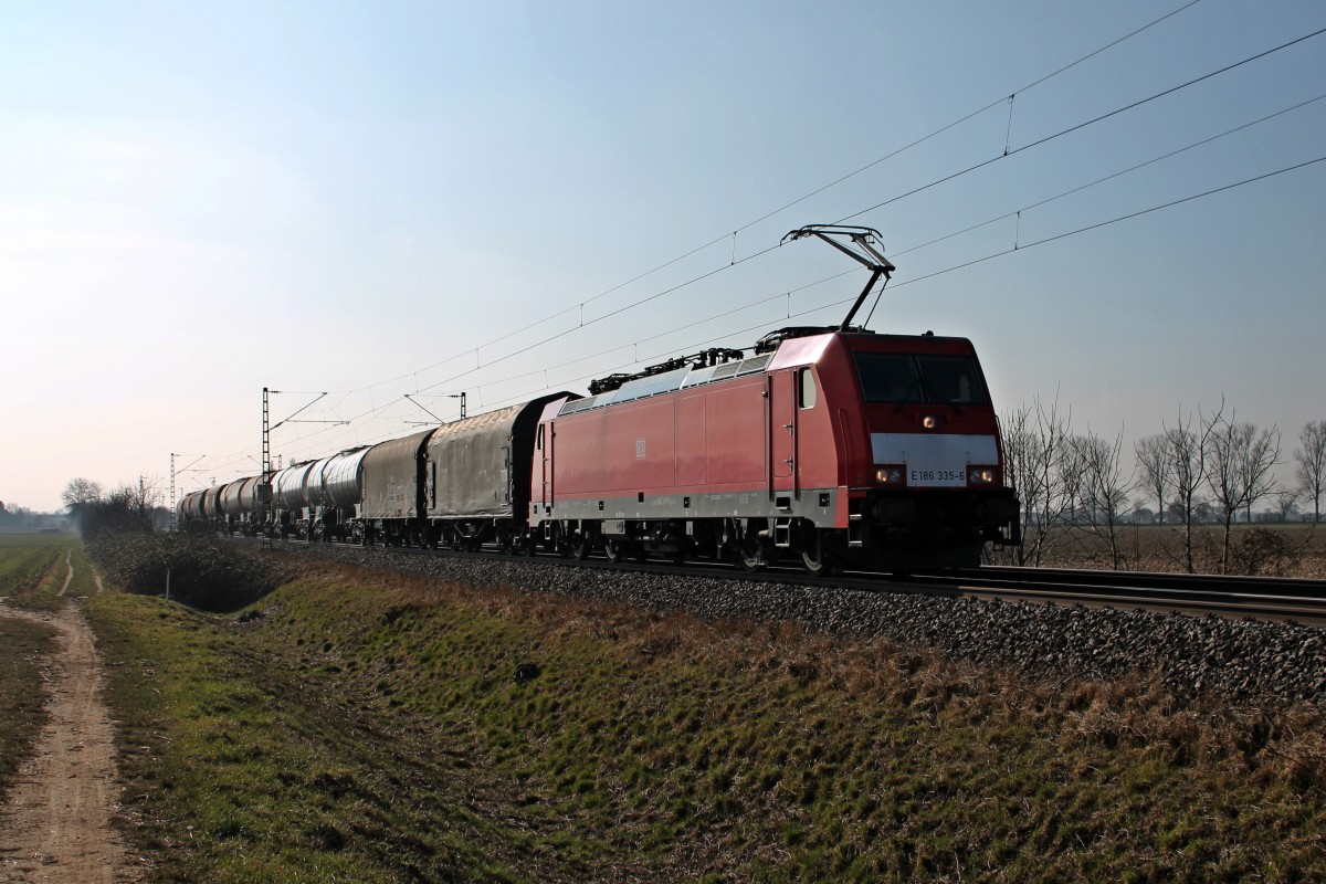Am 07.02.2015 bespannte die Mannheimer DBSR E 186 335-6 den 44281 (Mulhouse - Mannheim Rbf), als sie kurz hinter Müllheim (Baden) auf dem Weg in Richtung Ziel war.