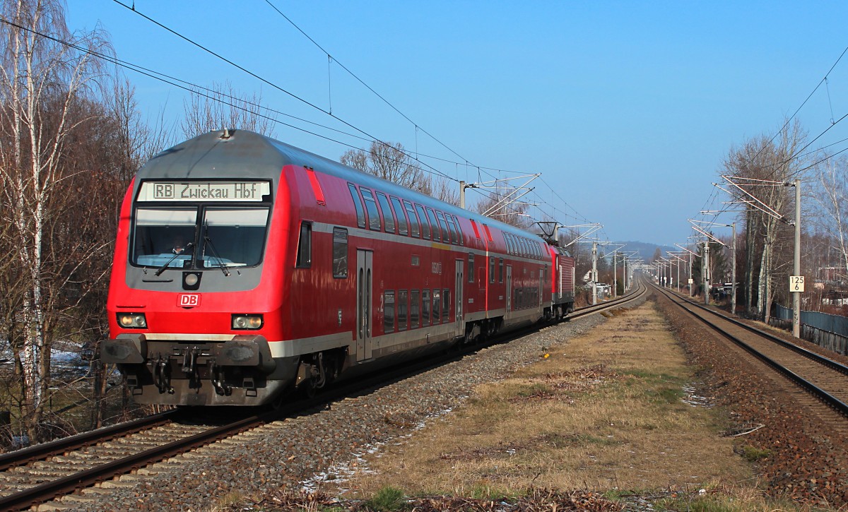 Am 07.02.2015 fährt die RB 17212 (Dresden Hbf - Zwickau (Sachs) Hbf) in den Haltepunkt Zwickau-Pölbitz ein, Schublok war an jenem Tag die 143 875-3.