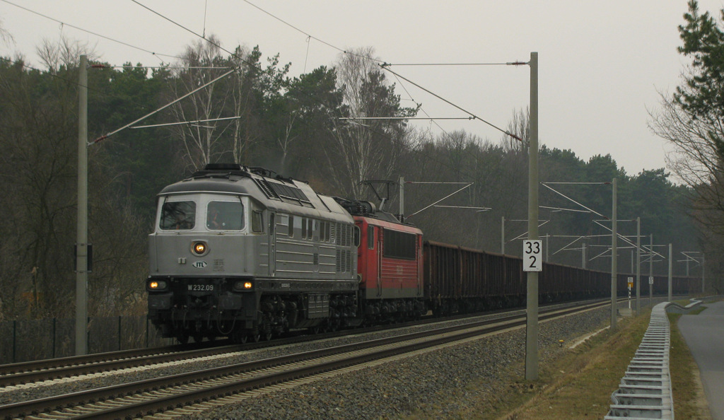 Am 07.03.13 nachdem es früh noch Sonnenschein gab, verdunkelte sich der Himmel zusehends. Beim Mittagessen fuhr dann ein beladener Kohlezug für den Hafen Königs Wusterhausen in das dritte Gleis, des Bahnhofs Bestensee. Ich dachte mir, dass dieser sicherlich auf Annahme von Königs Wusterhausen wartet und hab mich fix aufs Rad geschwungen. Nach der Ein- und Ausfahrt der beiden Regionalbahnen war dann bereits der laute Diesel der 232er zu hören, die also noch etwas in BKW verblieb. Wirkliche Eisenbahn als Lastprobefahrt für die 232.09 der ITL!