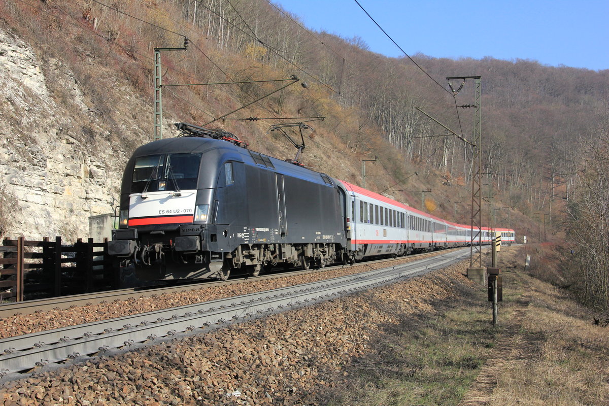 Am 07.03.2014 rollt ES 64 U2 070 mit einer ÖBB-Ganrnitur die Geislinger Steige hinunter. 