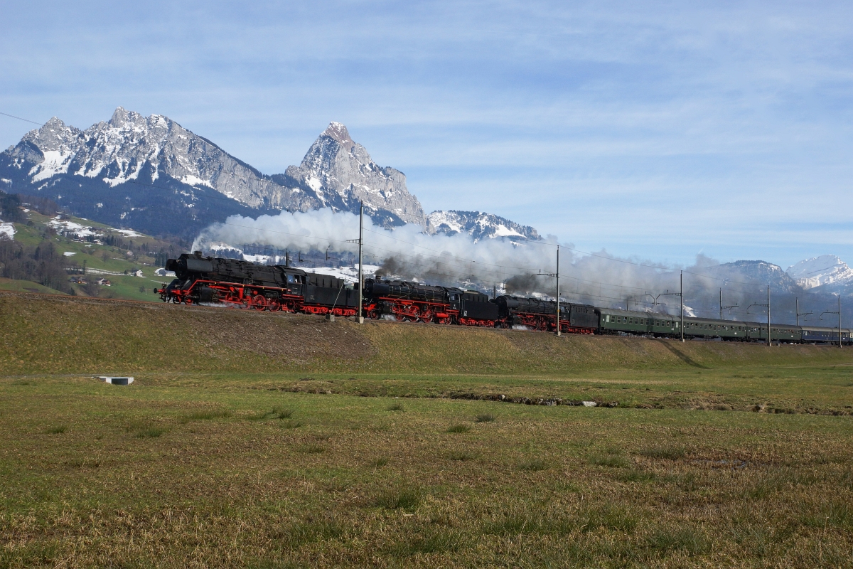 Am 07.03.2015 dampfen die drei Deutschen Riesen 50 3673, Pacific 01 202 und 01 1066 von Schwyz Richtung Steinen, aufgenommen vor der bekannten Kulisse der Mythen. Gut zu sehen ist, wie gepflegt sich die Pacific 01 202 an zweiter Stelle einmal mehr zeigt.