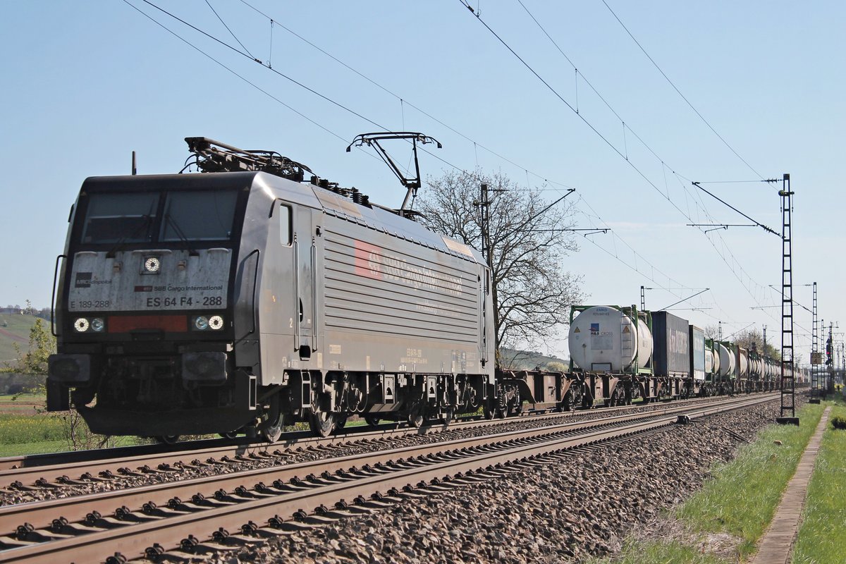 Am 07.04.2017 bespannte MRCE/SBBCI ES 64 F4-288 (189 288-4)  SBB Cargo International  einen Containerzug von der Schweizer Grenze in RIchtung Norden, als sie an Hügelheim vorbei gen Buggingen fuhr.