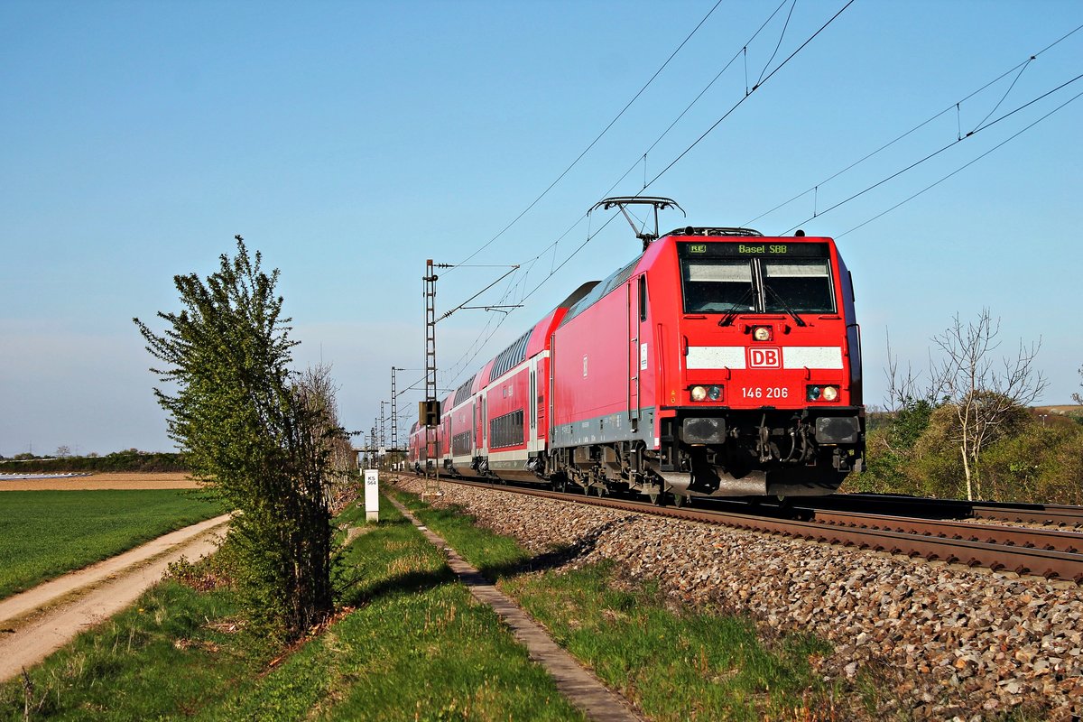 Am 07.04.2017 fuhr 146 206 als RE nach Basel SBB, als sie auf Höhe von Hügelheim in Richtung Schweiz fuhr.