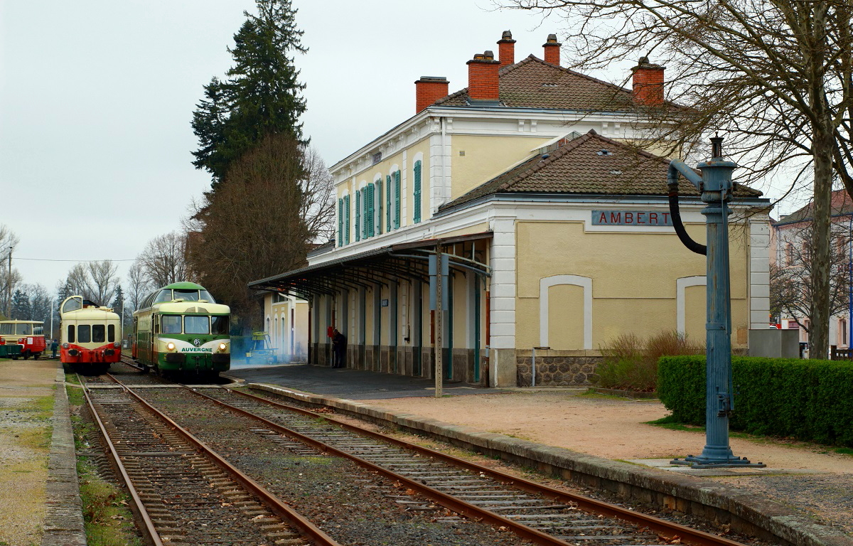 Am 07.04.2017 stehen der letzte betriebsfähige Aussichtstriebwagen der französischen Eisenbahnen, der X 4208 der Agrivap, und einer der beiden  Picassos  der Bahn (X 3864 oder 3937) im Bahnhof Ambert. Von den insgesamt 251 gebauten  Picassos  blieben immerhin 36 bei Museumsbahnen erhalten. Die Agrivap betreibt die 96 km lange Strecke von Courpiere nach Sembadel, das Reststück einer früher von Vichy bis Le Puy-en-Velay durchgehenden Nord-Süd-Verbindung durch die östliche Auvergne. Während auf dem nördlichen Abschnitt von Ambert nach Courpiere noch Güterverkehr stattfindet, verkehren zwischen Ambert und Sembadel im Sommer Touristenzüge. 