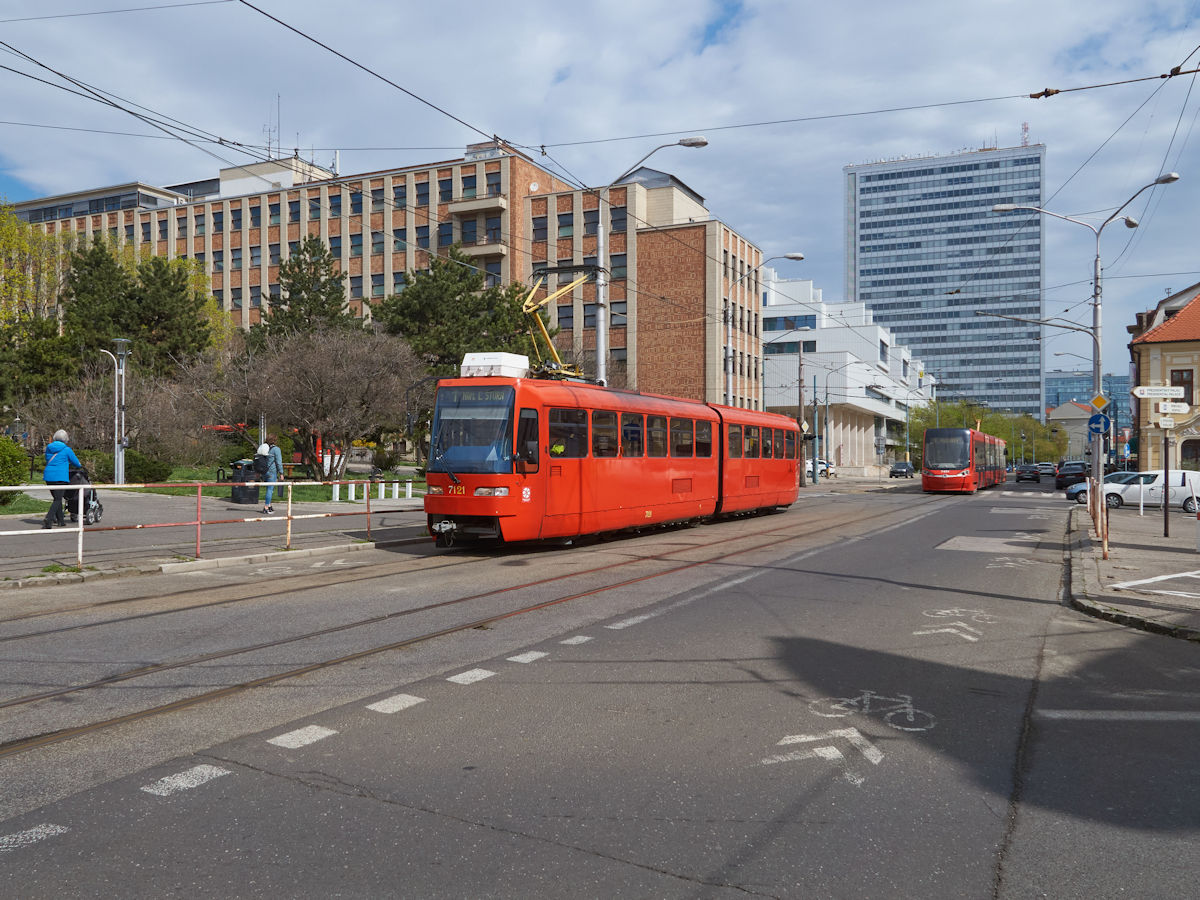 Am 07.04.2022 war K2 7121 der Straßenbahn Bratislava unterwegs vom Hauptbahnhof zum Ludwig-Stur-Platz (Námestie Ľudovíta Štúra). Hier befand sich der Zug vor der Universität und wird in Kürze die Haltestelle Obchodna erreichen.