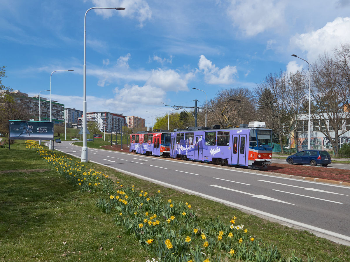 Am 07.04.2022 waren die T6A5 7957 und 7958 auf der Linie 4 von Dúbravka (Kaltenbrunn) nach Nové Mesto (Neustadt) und durchfuhren den Stadtteil Rovnice.