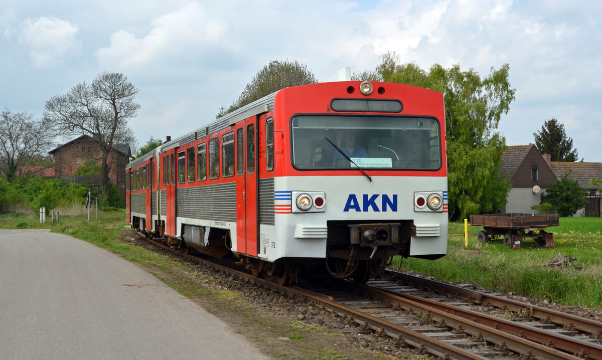 Am 07.05.17 war der noch in der Originalversion der AKN fahrende VT2E der AVG unterwegs von Egeln nach Stassfurt. Hier verlässt er den Bahnhof Schneidlingen.