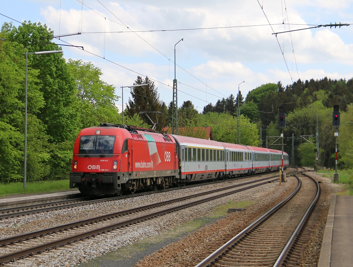 Am 07.05.2015 bespannte die 1216 017 einen OIC in Fahrtrichtung München. Aufgenommen in Aßling.