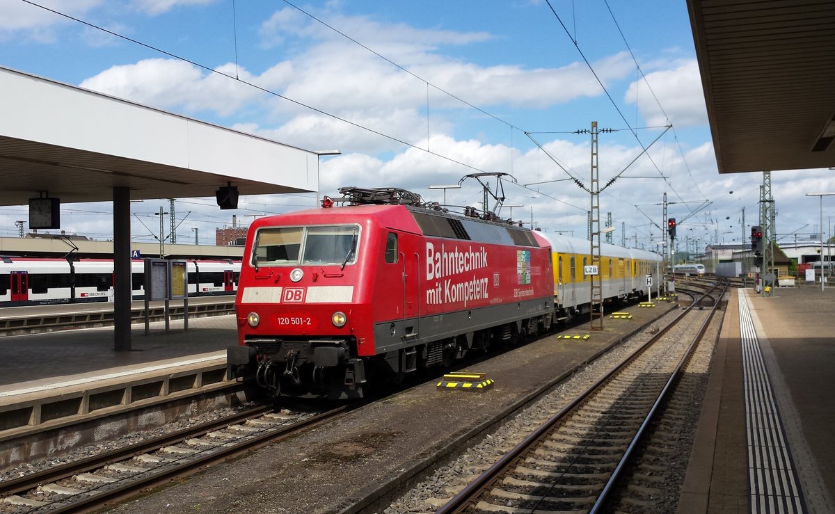 Am 07.05.2015 fuhr mir zufällig 120 501-2 der DB Systemtechnik bei der Einfahrt in den Bahnhof Basel Bad Bf vor die Linse. Der Zug befand sich auf regelmäßigen Fahrt zur Überprüfung der Strecke.