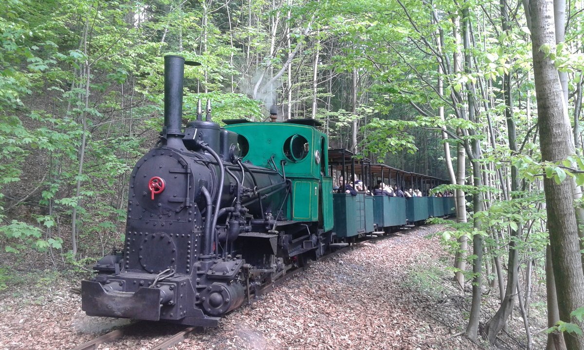 Am 07.05.2016 hält der Zug während der Bergfahrt um Wasser zu fassen. Die Lok an diesem Tag war Krauss-Linz 7485 (1920) – „Jednička“