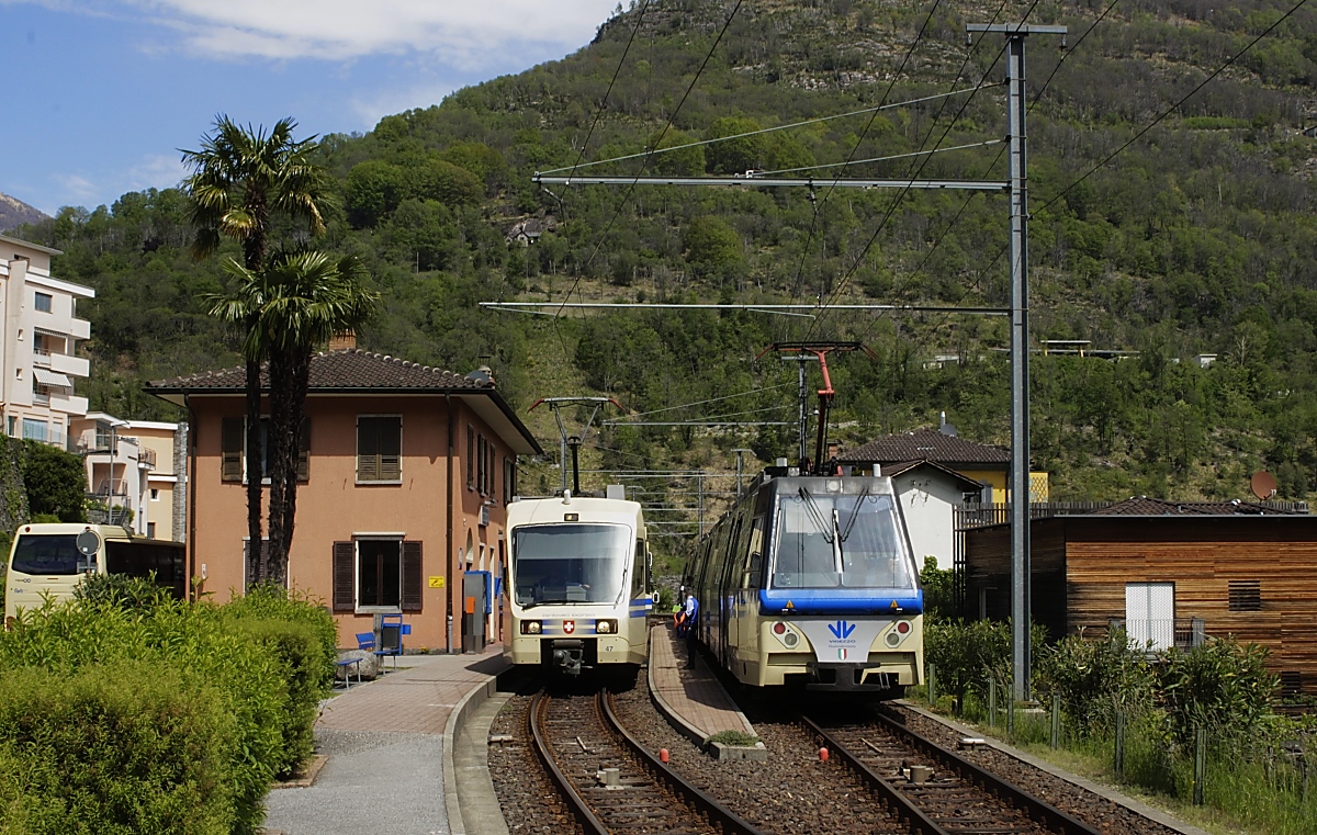 Am 07.05.2019 treffen sich der ABe 4/8 47 der FART und ein Panoramazug der SSIF im Bahnhof Intragna
