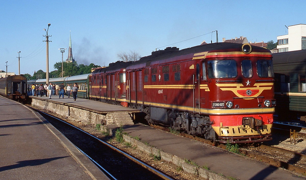 Am 07.06.1990 steht 2TEP60-0072 abfahrbereit vor einem Schnellzug im Hauptbahnhof von Tallinn