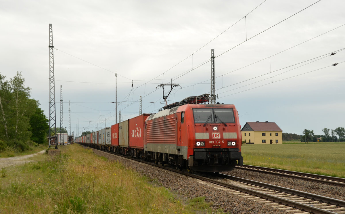 Am 07.06.20 schleppte 189 004 einen Containerzug durch Saxdorf Richtung Falkenberg(E).