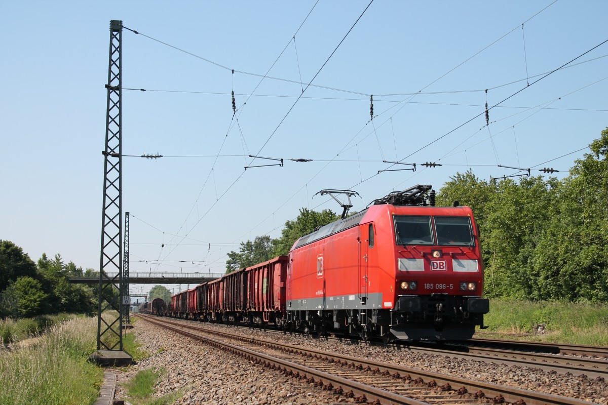 Am 07.06.2013 bespannte die Mannheimer 185 096-5 diesen gemischten Gterzug, als sie den Bahnhof von Orschweier gen Norden durchfhrt.