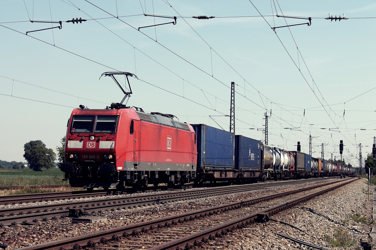 Am 07.06.2013 durchfuhr die Mannheimer 185 045-2 mit einem gemischten KLV die berholgleis in ORschweier gen Freiburg.