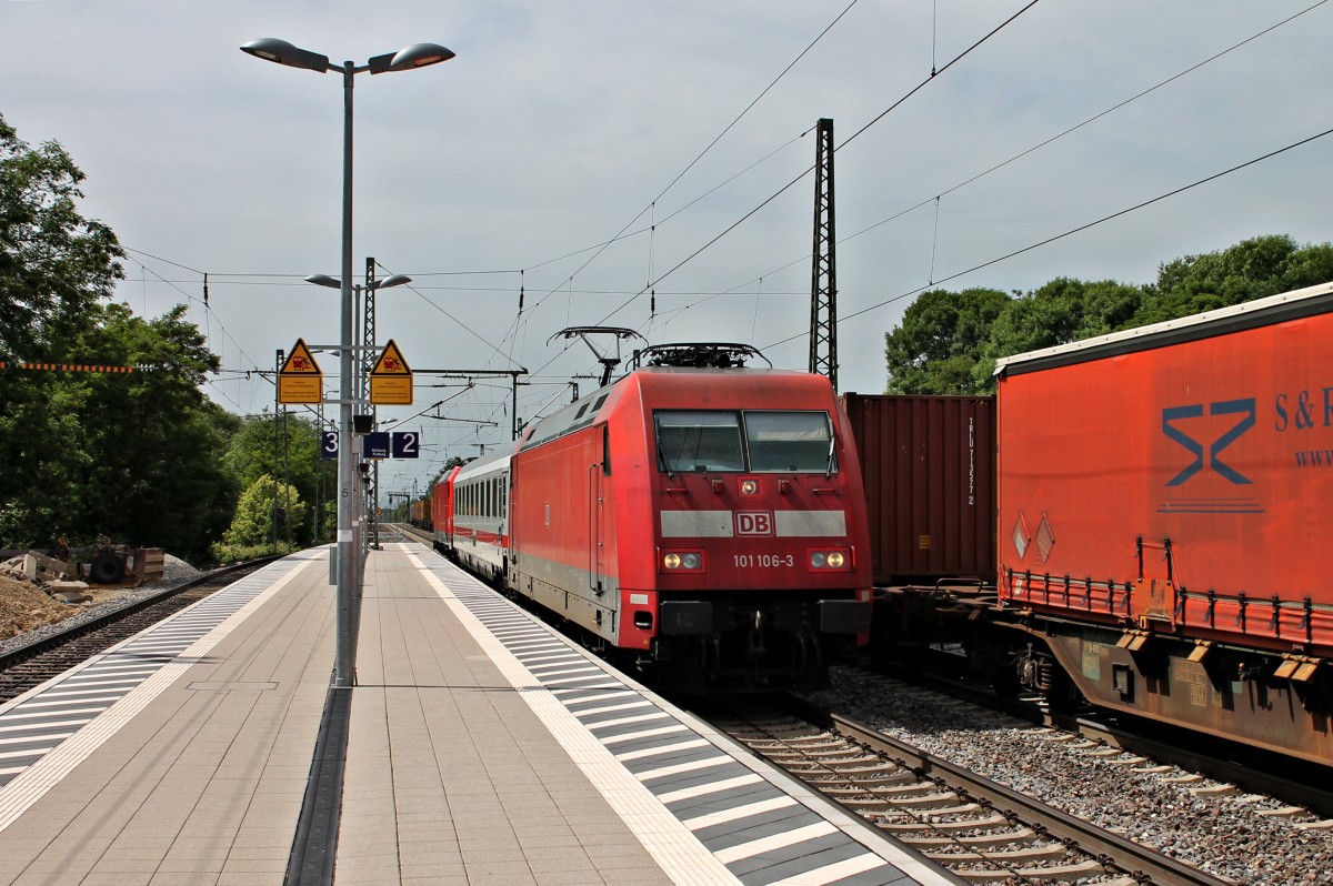 Am 07.06.2014 bespannte die Hamburger 101 106-3 den Pbz 2459 (Karlsruhe Hbf - Basel Bad Bf) als sie durch Emmendingen dem nächsten Zwischenstop in Freiburg entgegen fuhr. An diesem Tag bestand der Zug aus einem IC Wagen und der frisch Hauptuntersuchten Freiburger 146 229-0, die am Zugschluss mitlief.